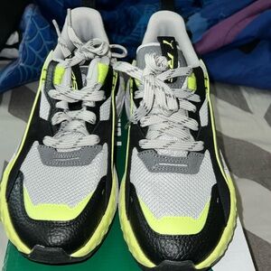 Worn once big kids pumas unisex